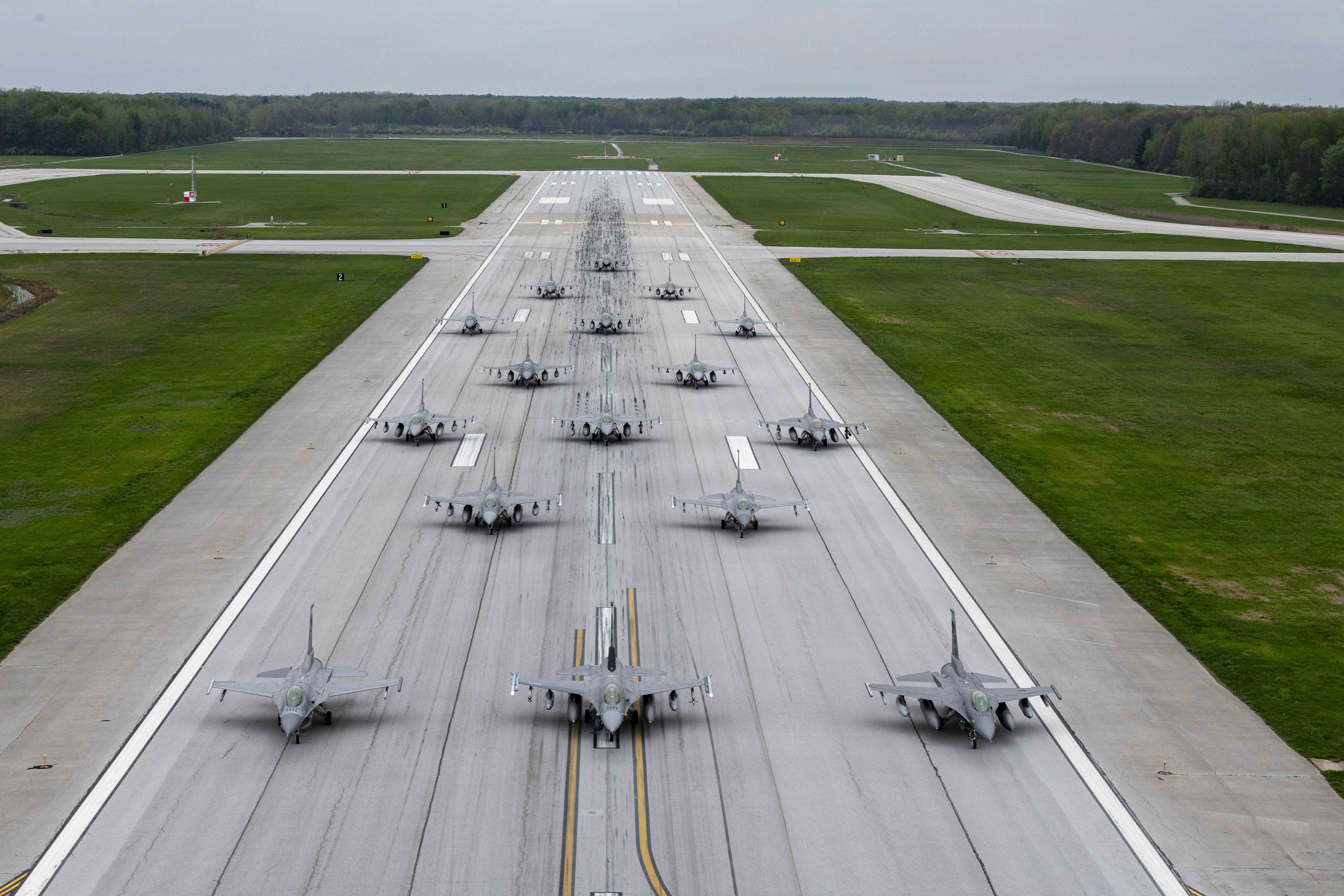 F-16 Fighting Falcons taxiing in elephant walk formation